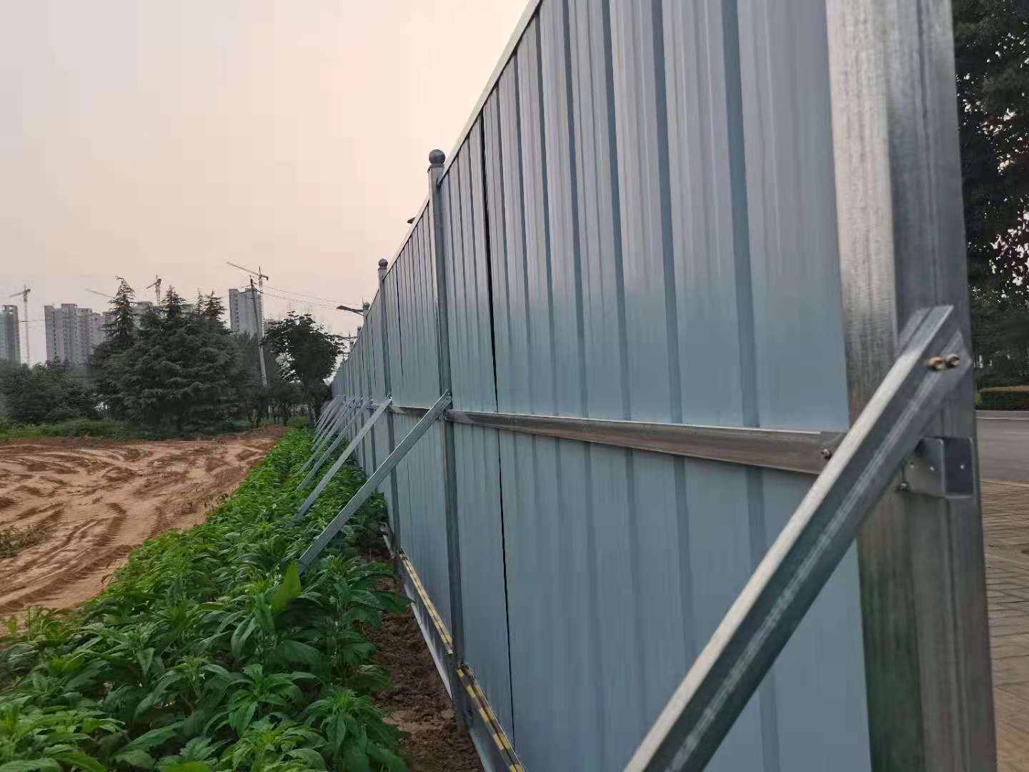 洛阳市洛龙区古城路装置彩钢围挡-amjs澳金沙门线路首页实业洛阳围挡厂家