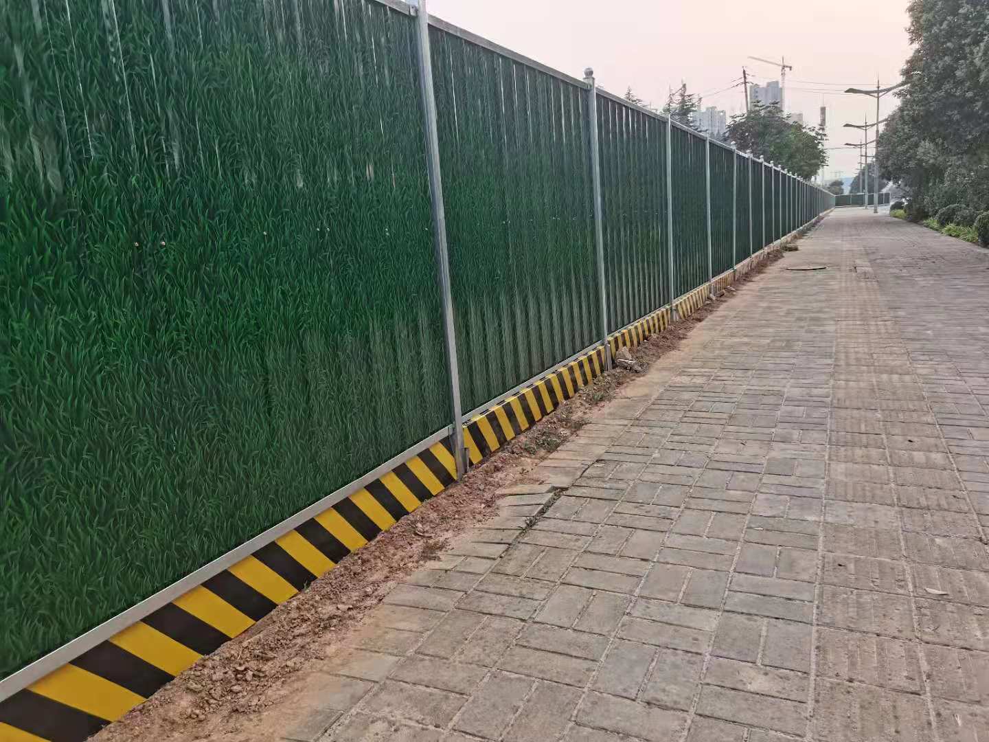 洛阳市洛龙区古城路装置彩钢围挡-amjs澳金沙门线路首页实业洛阳围挡厂家