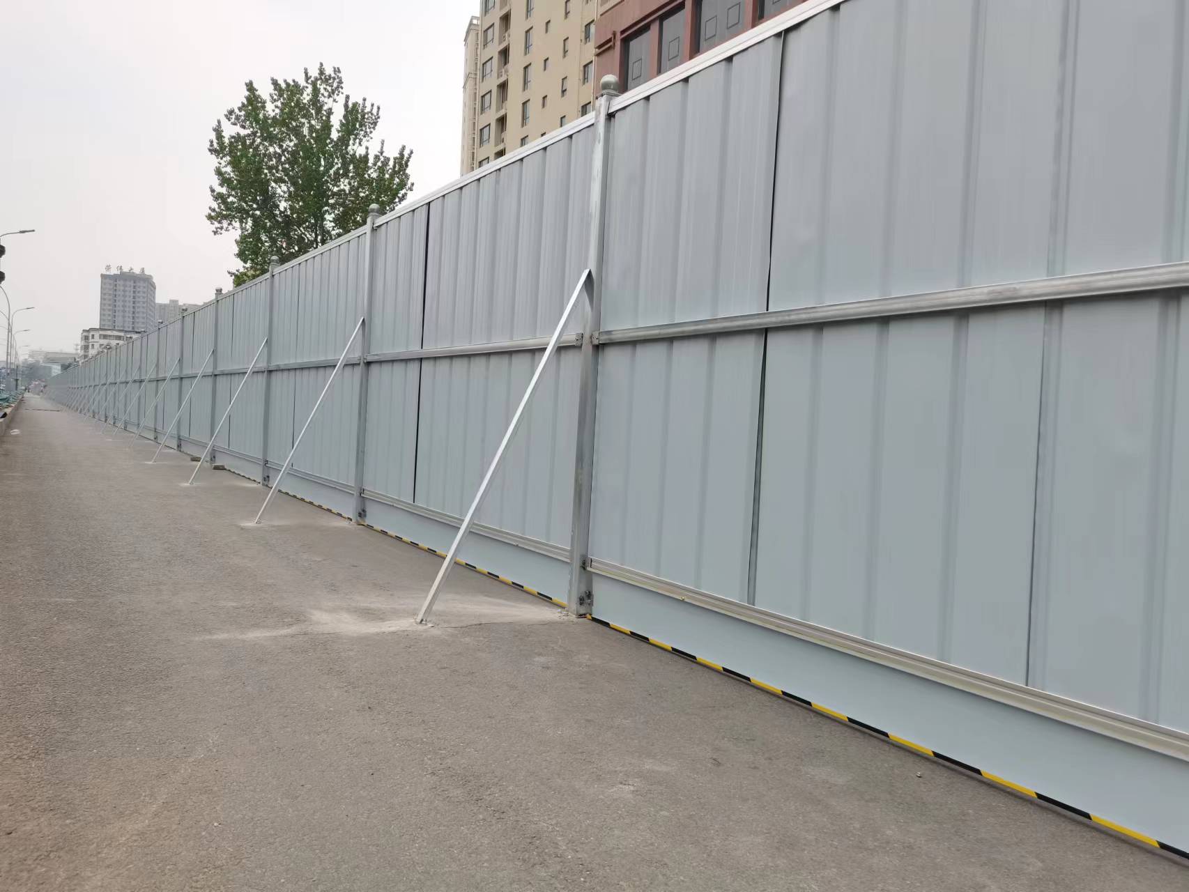 宜阳县锦屏路刷新项目装置小草彩钢围挡-amjs澳金沙门线路首页实业洛阳围挡厂家