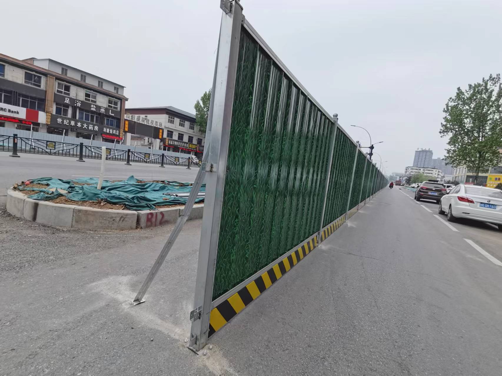 宜阳县锦屏路刷新项目装置小草彩钢围挡-amjs澳金沙门线路首页实业洛阳围挡厂家