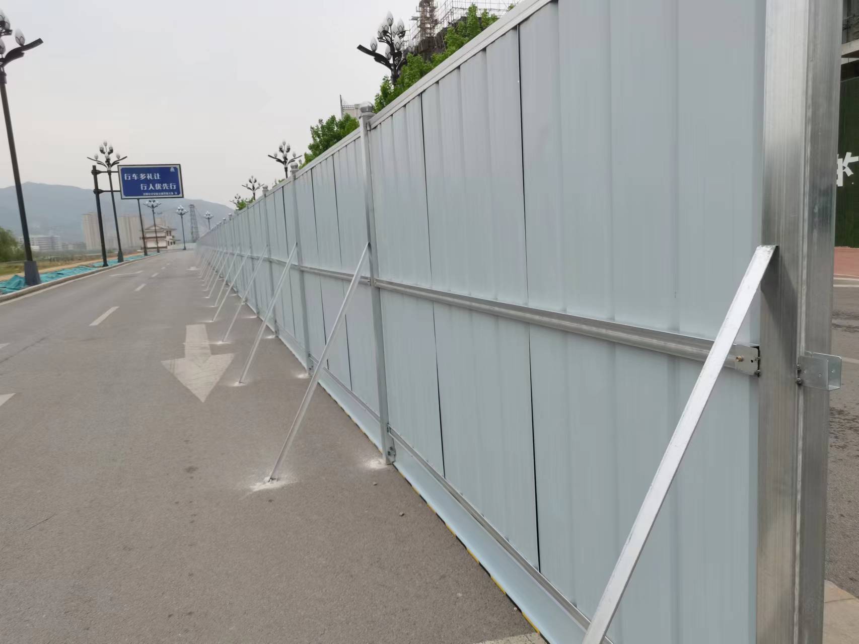 宜阳县锦屏路刷新项目装置小草彩钢围挡-amjs澳金沙门线路首页实业洛阳围挡厂家