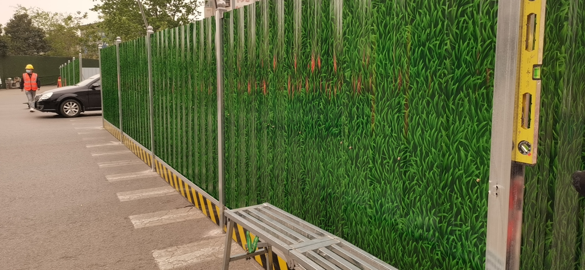 宜阳县锦屏路刷新项目装置小草彩钢围挡-amjs澳金沙门线路首页实业洛阳围挡厂家