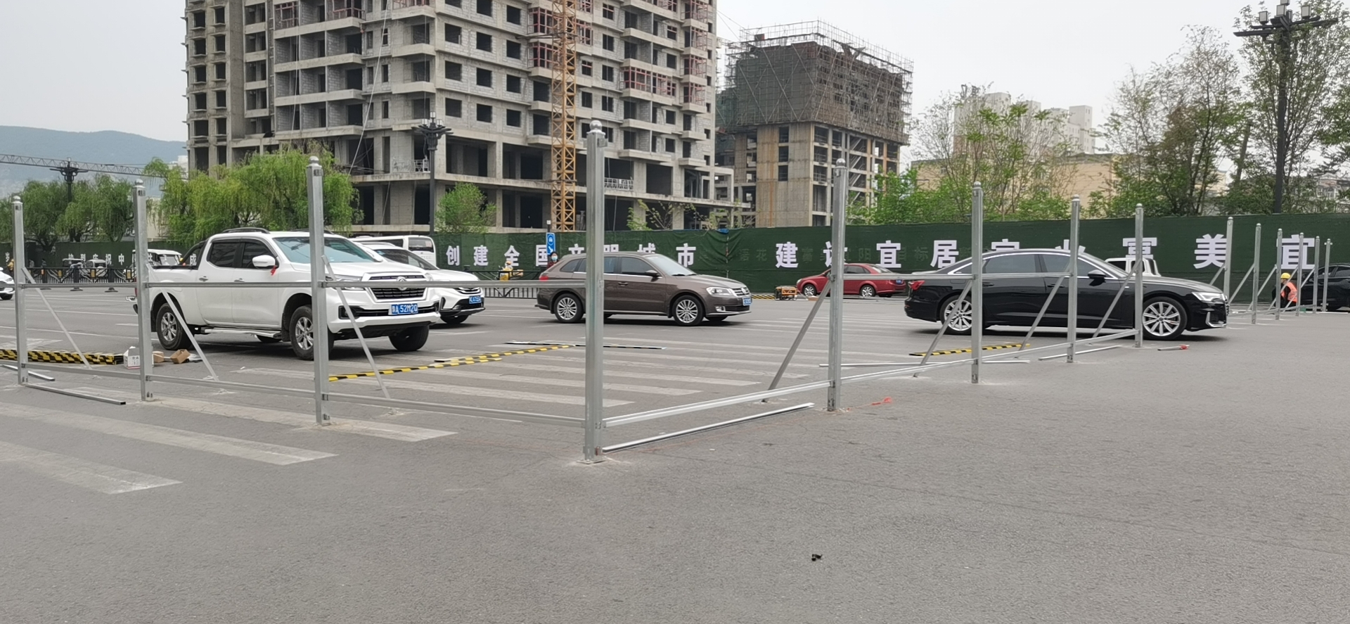 宜阳县锦屏路刷新项目装置小草彩钢围挡-amjs澳金沙门线路首页实业洛阳围挡厂家