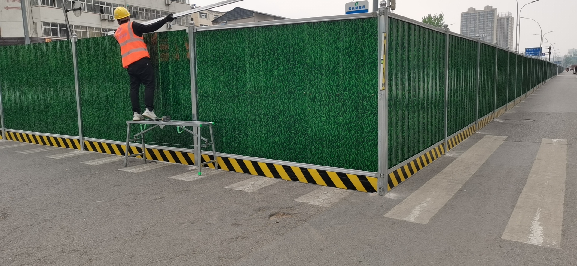 宜阳县锦屏路刷新项目装置小草彩钢围挡-amjs澳金沙门线路首页实业洛阳围挡厂家