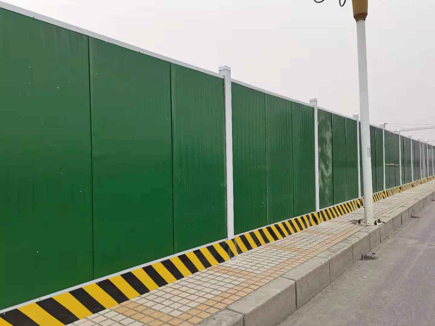 修建泡沫夹心板彩钢围挡-双层彩钢夹心泡沫板围挡-amjs澳金沙门线路首页-amjs澳金沙门线路首页实业洛阳围挡厂家
