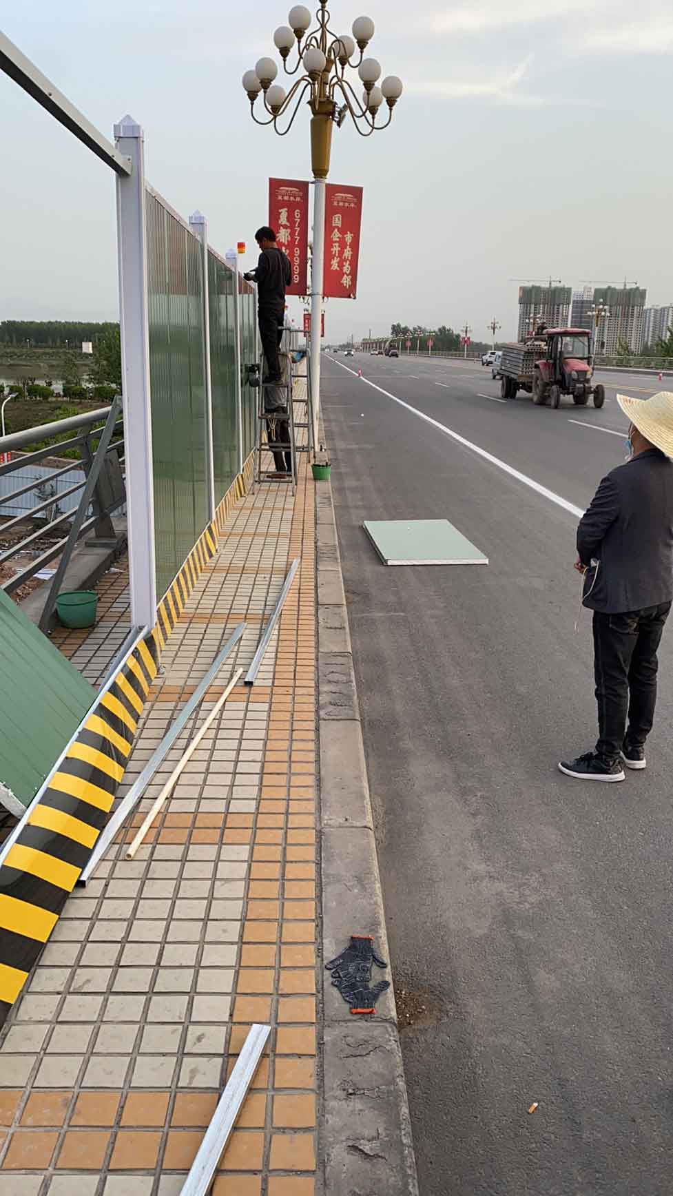 修建泡沫夹心板彩钢围挡-双层彩钢夹心泡沫板围挡-amjs澳金沙门线路首页-amjs澳金沙门线路首页实业洛阳围挡厂家