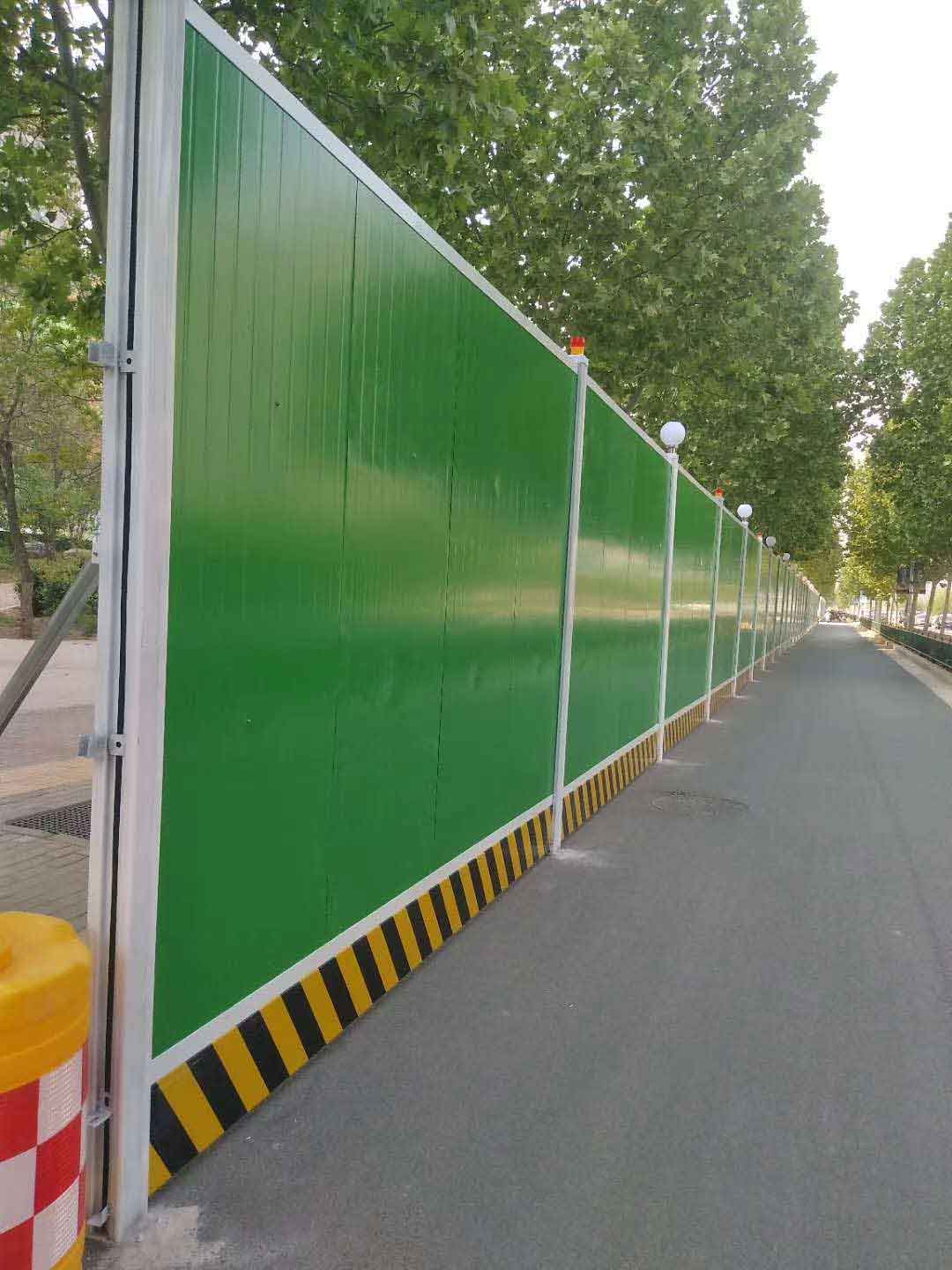 修建泡沫夹心板彩钢围挡-双层彩钢夹心泡沫板围挡-amjs澳金沙门线路首页-amjs澳金沙门线路首页实业洛阳围挡厂家