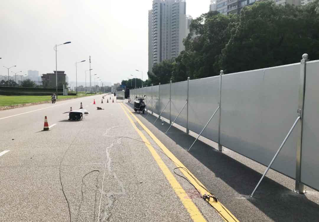 修建泡沫夹心板彩钢围挡-双层彩钢夹心泡沫板围挡-amjs澳金沙门线路首页-amjs澳金沙门线路首页实业洛阳围挡厂家
