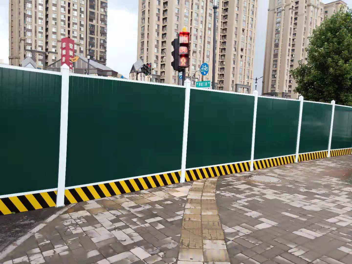 修建泡沫夹心板彩钢围挡-双层彩钢夹心泡沫板围挡-amjs澳金沙门线路首页-amjs澳金沙门线路首页实业洛阳围挡厂家