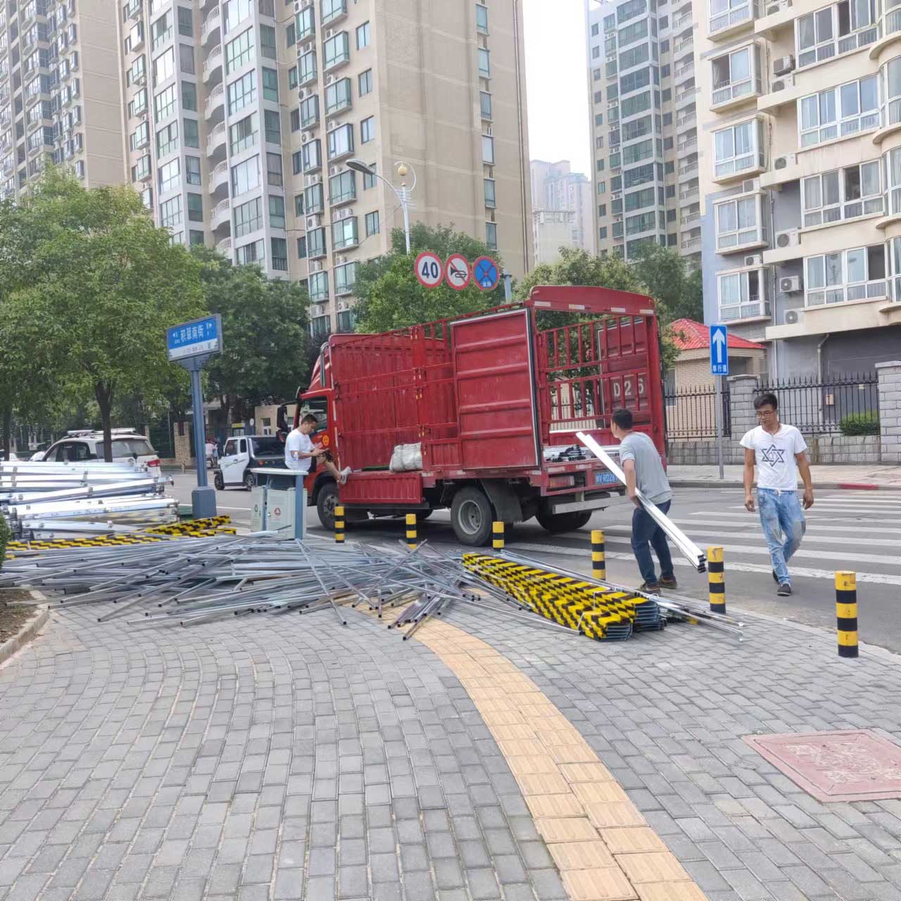 洛阳市洛龙区美茵街人工湖整改项目围挡装置案例-amjs澳金沙门线路首页实业洛阳围挡厂家
